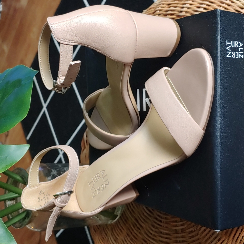 Naturalizer 8M Nude Heels